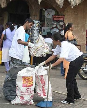 Puvanan at Batu Caves clean up by Sampah Masyarakat